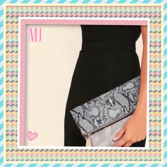 🎀New Grey Snake Clutch🎀 - Picture 1 of 3